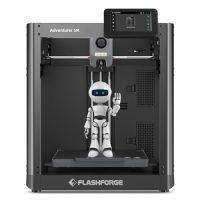 Flashforge Adventurer 5M, impresora 3D con figura robótica en el interior, mostrando su diseño moderno y su pantalla táctil