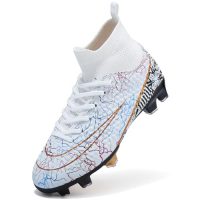 Botas de fútbol PiDaGlobal para niños con diseño gráfico multicolor y parte superior blanca
