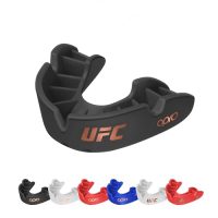 Protector bucal OPRO UFC en color negro, diseño especializado para deportes de contacto