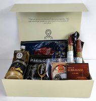 Cesta gourmet de Don Gourmet mostrando una selección de embutidos, aceite de oliva, queso y otros productos gourmet