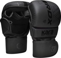 Guantes RDX Kara negros para artes marciales, mostrando diseño y acolchado