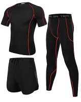 Conjunto deportivo de compresión para hombre que incluye camiseta, mallas y pantalón corto en negro con detalles rojos