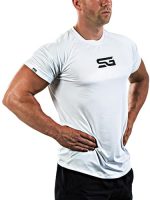 Hombre musculoso en camiseta blanca ajustada de fitness marcando su figura con logo SG en el pecho, vista lateral