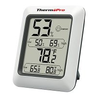 Termómetro digital ThermoPro mostrando porcentajes de humedad y temperatura con indicador de confort.