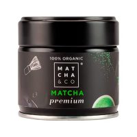 Frasco de té matcha premium 100% ecológico de la marca Matcha & CO, con un diseño elegante y colorido que destaca su calidad