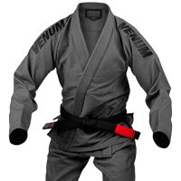 Chaqueta Venum Contender EVO gris oscuro para Jiu Jitsu brasileño, vista frontal, con cinturón negro