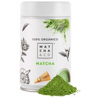 Lata de té matcha 100% orgánico de Matcha & CO con polvo de matcha en primer plano