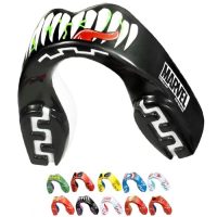Protector bucal Marvel Venom en color negro con diseño de dientes en la parte frontal, ideal para deportes de contacto