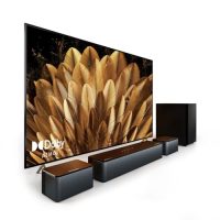 Barra de sonido ULTIMEA Poseidon D60 junto a un televisor mostrando el logo de Dolby Atmos, resaltando la experiencia de sonido envolvente 5.1
