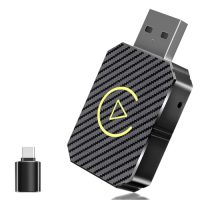 Adaptador inalámbrico CarPlay y Android Auto con diseño de textura en carbono y conector USB