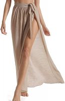 Mujer modelando un pareo de playa beige con abertura lateral alta, ideal para verano y vacaciones