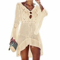 Vestido de playa de punto color crema, con escote en V y detalles de encaje, ideal para cubrir el bikini en verano.