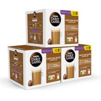 Tres paquetes de cápsulas de café con leche NESCAFÉ Dolce Gusto en presentación de 30 cápsulas cada uno, mostrando la marca y el producto.