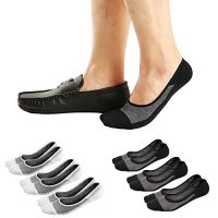 Vista de calcetines invisibles Ueither en pies con zapatos negros, mostrando diseño y color