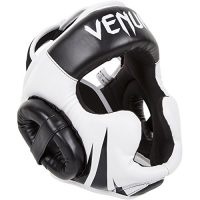 Casco MMA Venum con diseño en negro y blanco visto desde un lado, ideal para entrenamientos de artes marciales.