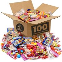 Caja abierta con variedad de caramelos y golosinas Cia&Co, perfecta para fiestas y piñatas
