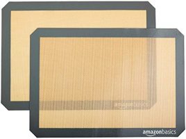 Juego de dos láminas de silicona antiadherente Amazon Basics en color beige y negro