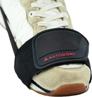 Protector de zapato modelo Autodomy colocado en una zapatilla mostrando su diseño y ajuste