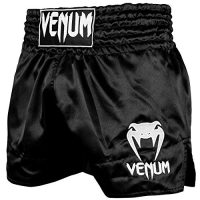 Pantalones cortos de boxeo Venum en color negro con logo frontal, ideales para Muay Thai.