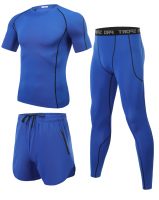Conjunto de compresión para hombre en azul que incluye camiseta, pantalón corto y mallas, ideal para deportes y entrenamiento en gimnasio